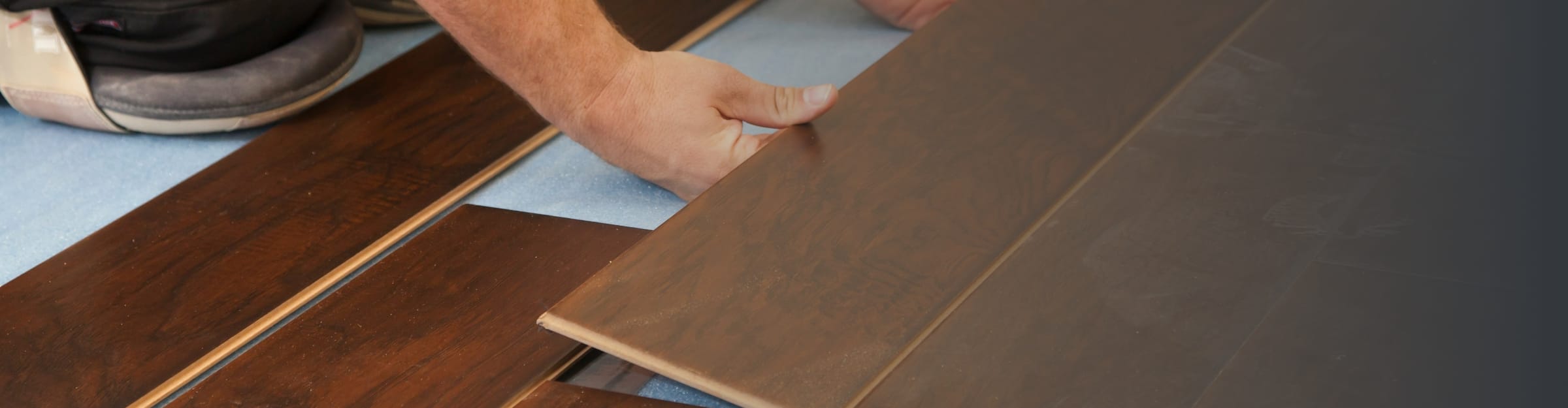 Handwerker bei der Arbeit an einem Bodenbelag