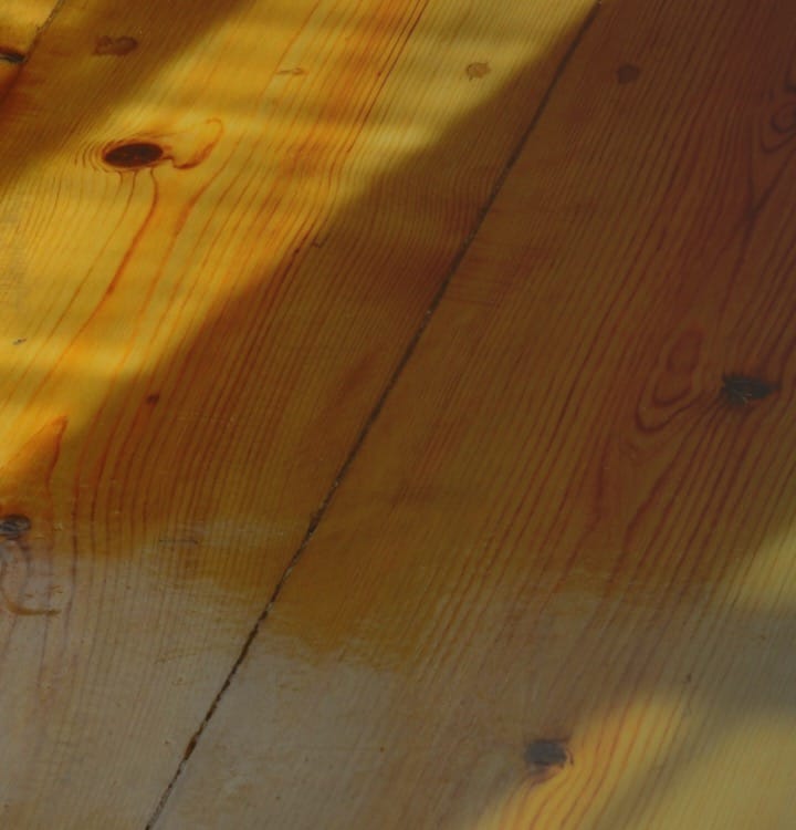 Holzdielen im einfallenden Sonnenlicht