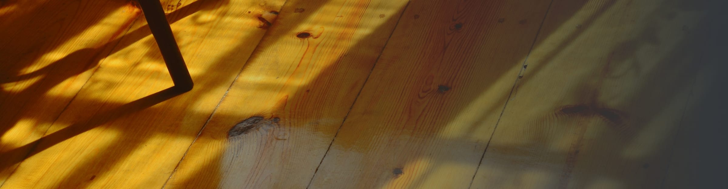 Holzdielenboden im einfallenden Sonnenlicht
