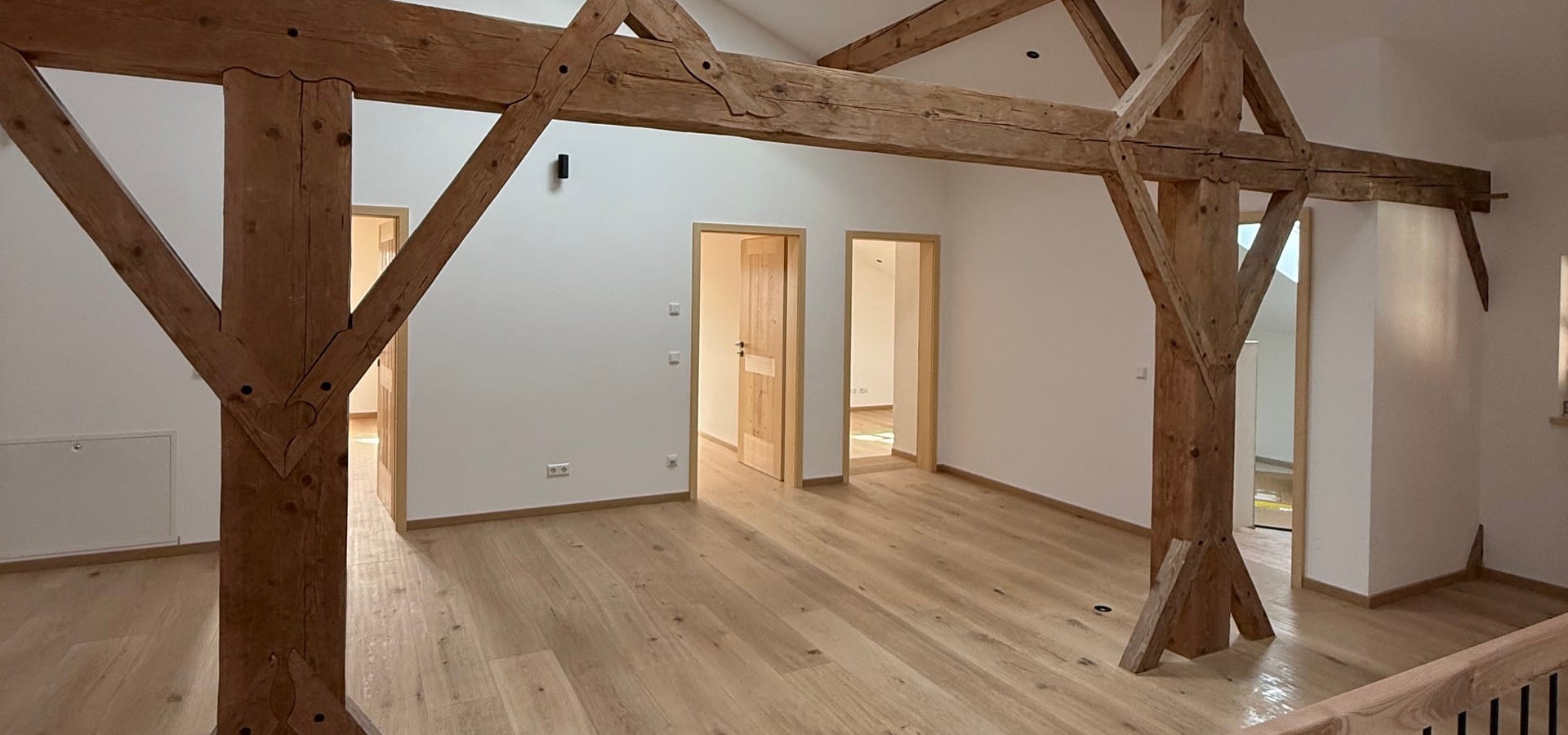 Dachgeschoss mit Holzbalken und neu verlegtem Eichenboden