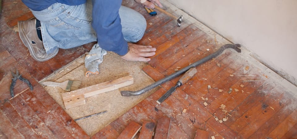 Ausbesserung einer beschädigten Holzdiele