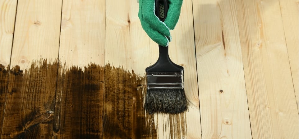 Holzboden mit aufgetragener Beize im Farbvergleich