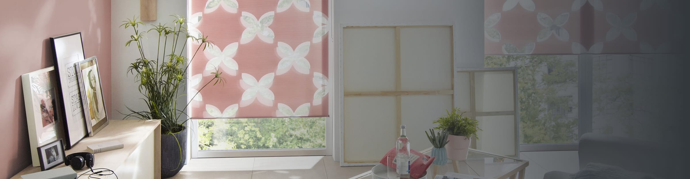 Wohnraum mit Rollo und Plissee am Fenster